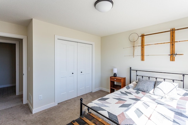 bedroom featuring carpet floors, baseboards, and a closet