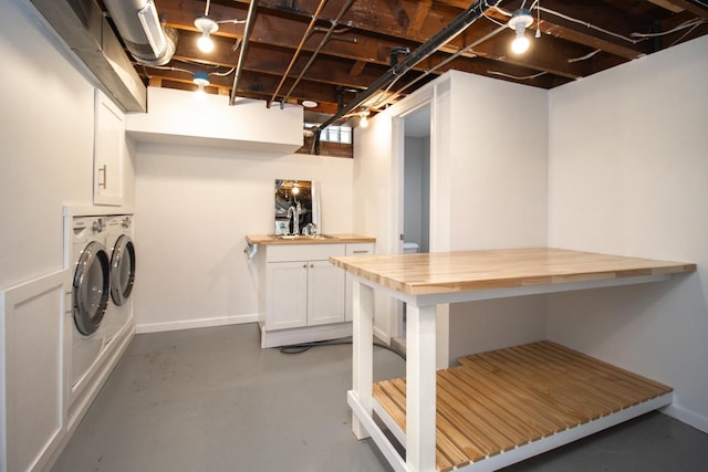 finished basement featuring washer and dryer, baseboards, and bar area