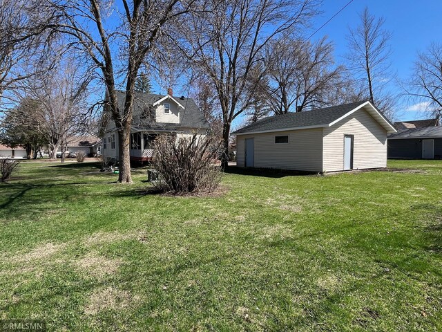view of yard featuring an outdoor structure