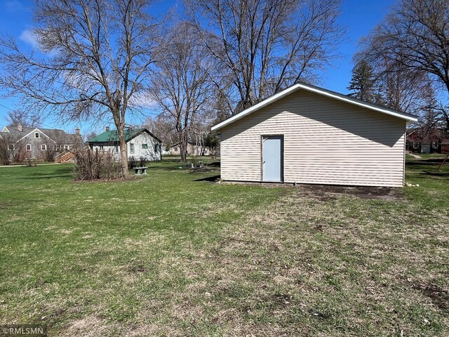 view of yard with an outbuilding