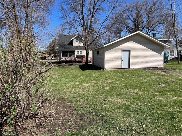 view of yard featuring an outbuilding