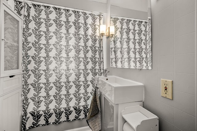 bathroom featuring a sink and toilet