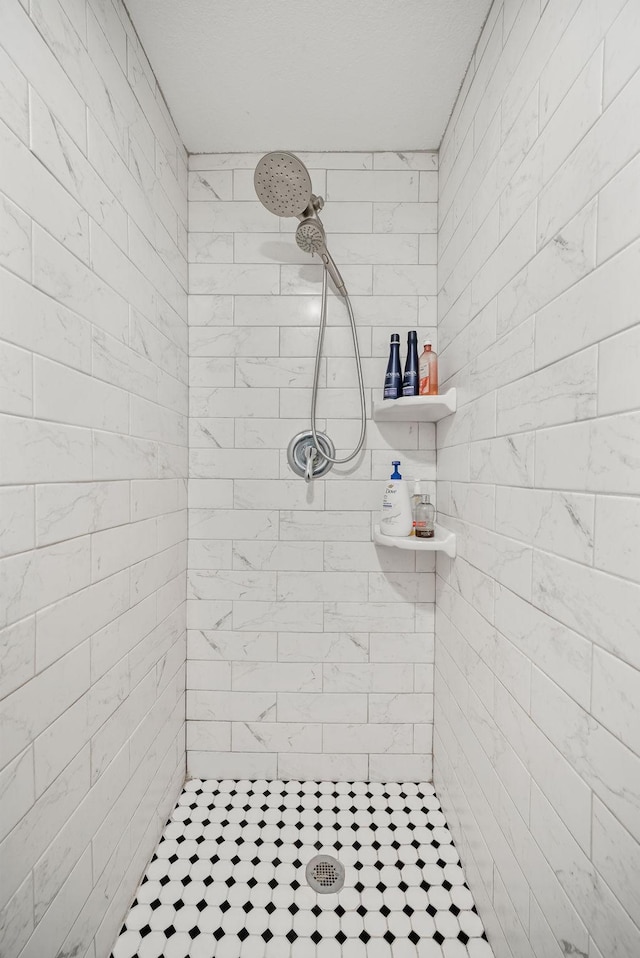 full bathroom featuring tiled shower