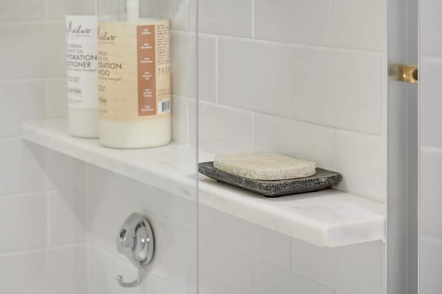 details featuring tasteful backsplash