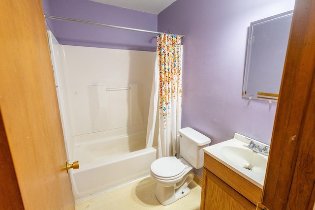 full bathroom featuring toilet, shower / bath combo with shower curtain, and vanity