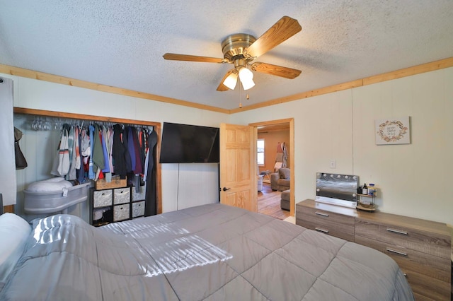 bedroom featuring a closet, a textured ceiling, and ceiling fan