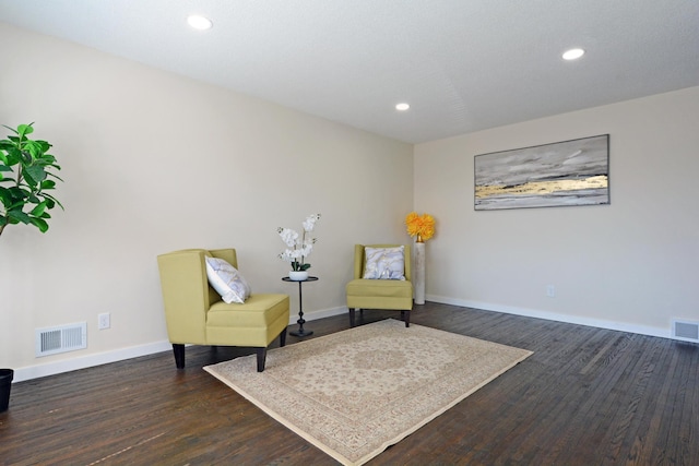 living area featuring recessed lighting, baseboards, visible vents, and dark wood finished floors