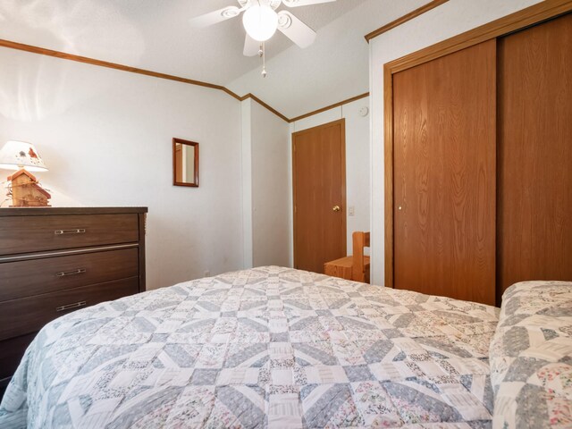 bedroom featuring lofted ceiling, a closet, and a ceiling fan