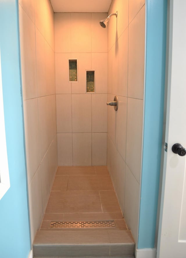 full bath featuring a tile shower