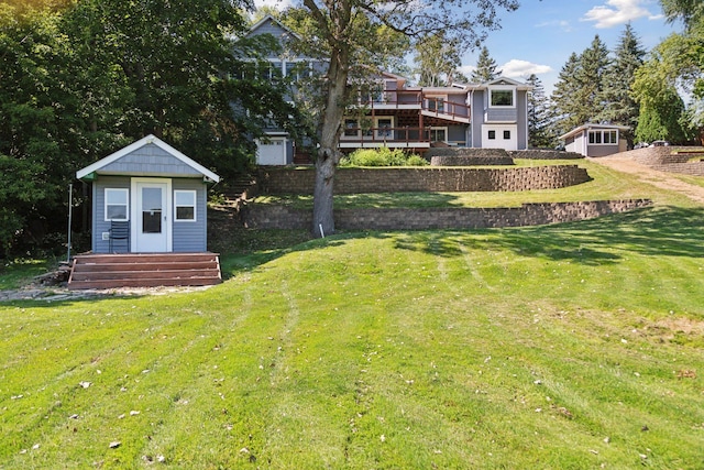 view of yard featuring an outdoor structure