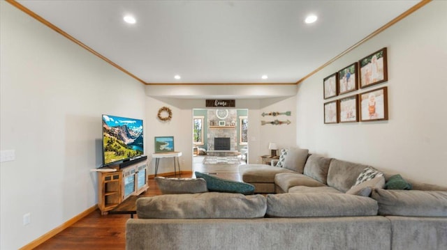 living area with dark wood-type flooring, recessed lighting, crown molding, and baseboards