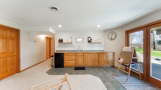 kitchen with a sink, visible vents, open shelves, and baseboards
