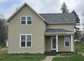 traditional-style house featuring a front lawn