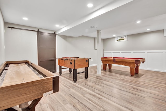 playroom with visible vents, recessed lighting, a barn door, billiards, and light wood-style flooring