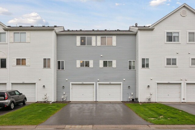 9110 Terra Verde Trl, Eden Prairie, MN 55347 - back of house featuring a garage, driveway, and a yard