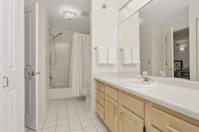 7540 Edinborough Way Unit 1319, Edina, MN 55435 - full bath featuring tile patterned floors, toilet, vanity, and shower / tub combo with curtain