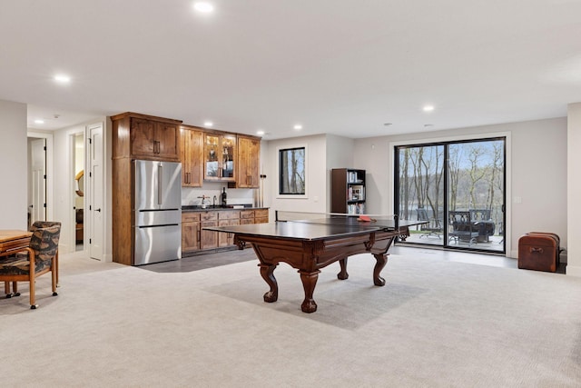 playroom with light carpet, indoor wet bar, and recessed lighting