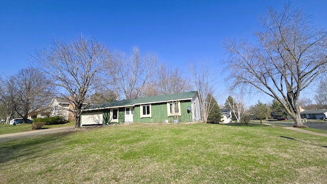 view of front facade featuring a front lawn