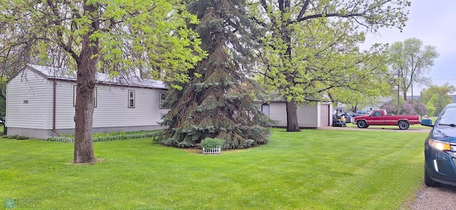 view of green lawn