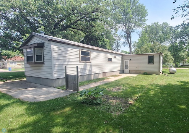 102 2nd St N, Fairmount, ND 58030 - back of property with a lawn and a patio