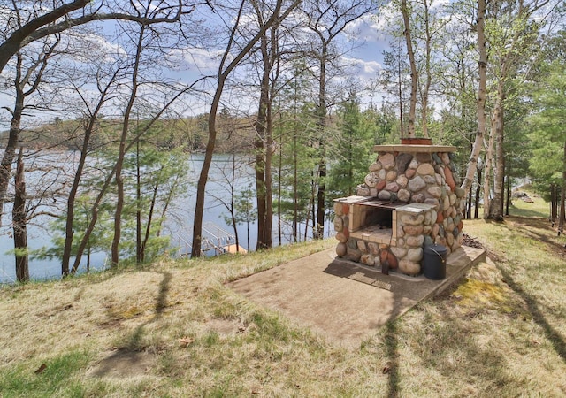 view of yard featuring a water view
