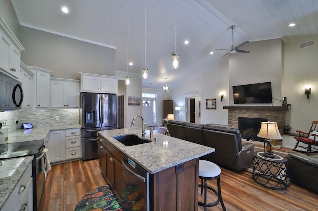 kitchen featuring dark wood-style flooring, a sink, open floor plan, visible vents, and black appliances