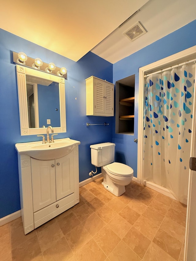 full bathroom with curtained shower, visible vents, baseboards, toilet, and vanity