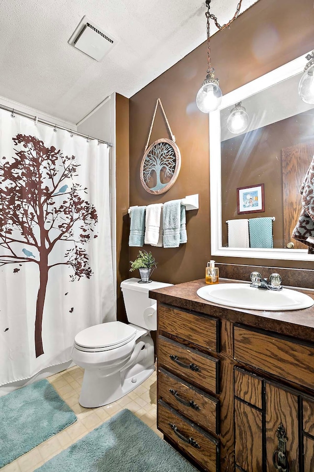 full bath with visible vents, vanity, toilet, a textured ceiling, and a shower with curtain