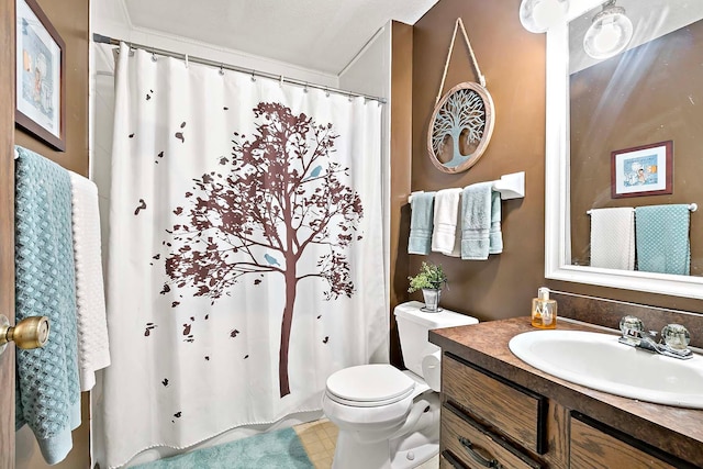 1713 James Pl, Burnsville, MN 55337 - full bathroom with vanity, toilet, and curtained shower