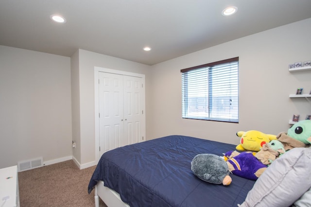 bedroom featuring carpet floors, recessed lighting, visible vents, and a closet