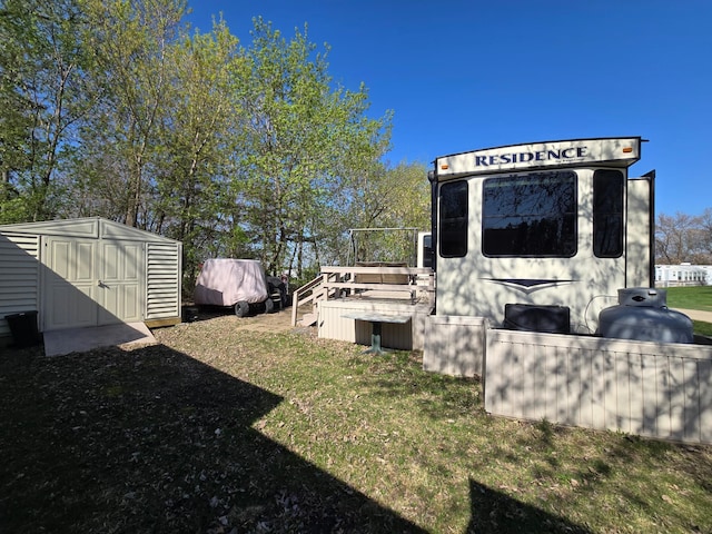 view of yard featuring an outdoor structure and a storage shed
