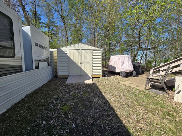 view of yard featuring an outdoor structure and a shed