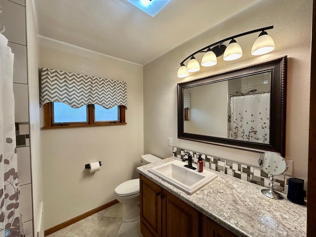 full bath with vanity, toilet, baseboards, a shower with shower curtain, and tasteful backsplash