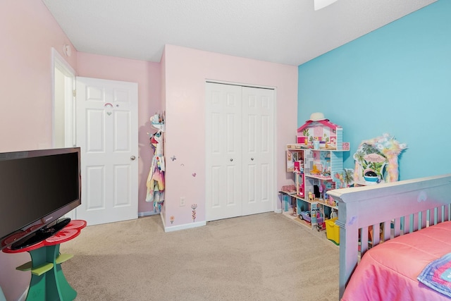 bedroom featuring carpet floors, baseboards, and a closet