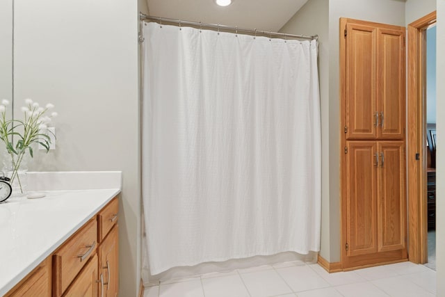 full bathroom featuring curtained shower and vanity