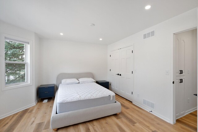 bedroom with recessed lighting, baseboards, visible vents, and light wood-style floors