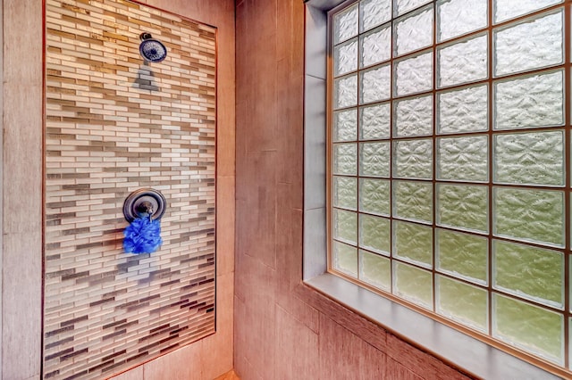 room details featuring tiled shower