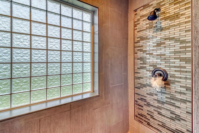 bathroom featuring a tile shower