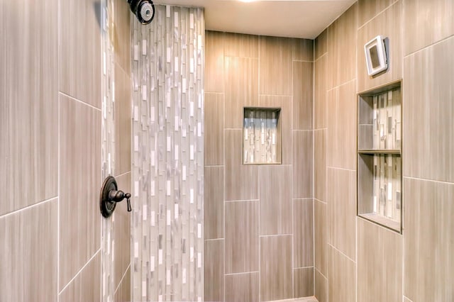 bathroom featuring a tile shower