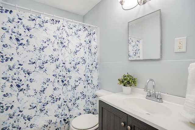 914 Burr St, Saint Paul, MN 55130 - full bath featuring toilet, vanity, and a shower with shower curtain
