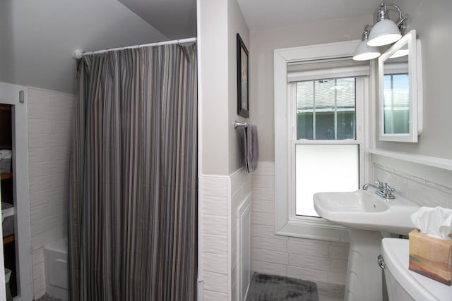 1449 Laurel Ave, Saint Paul, MN 55104 - full bath featuring tile walls, toilet, wainscoting, and shower / bath combo