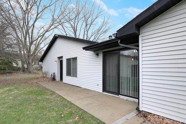 view of side of property featuring a lawn