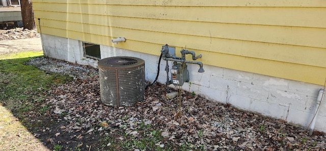 211 2nd St, Albert Lea, MN 56007 - exterior view of cooling unit and gas meter