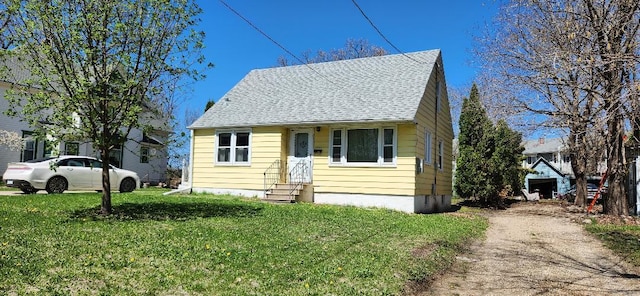 211 2nd St, Albert Lea, MN 56007 - bungalow featuring entry steps and a front lawn