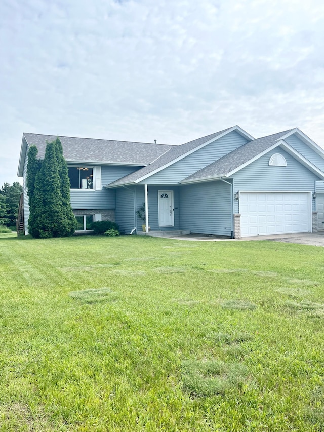 816 3rd St S, Sartell, MN 56377 - tri-level home featuring an attached garage, a front yard, a shingled roof, and brick siding