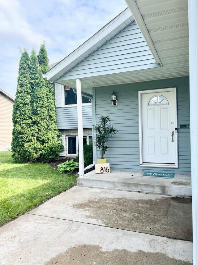 816 3rd St S, Sartell, MN 56377 - entrance to property with a lawn