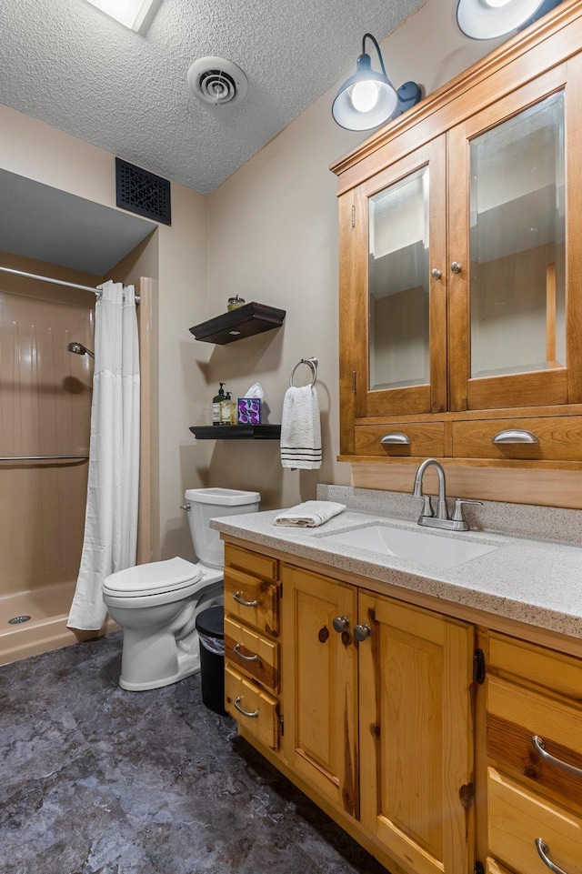 full bathroom with toilet, visible vents, a shower with shower curtain, and vanity