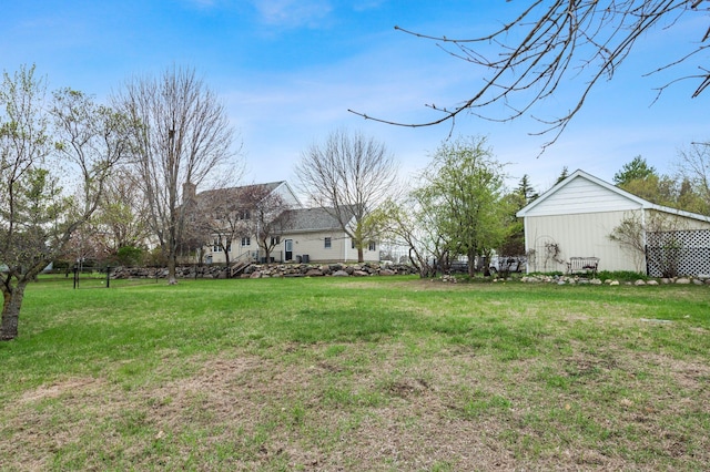 view of yard featuring a pole building and an outdoor structure