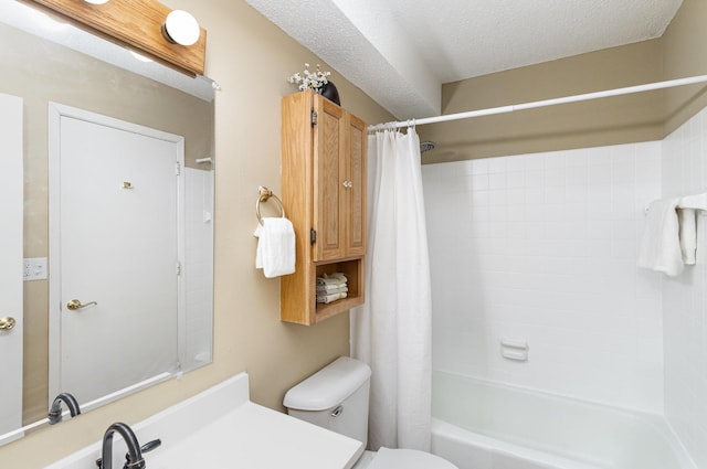 bathroom featuring toilet, a textured ceiling, a sink, and shower / bath combo