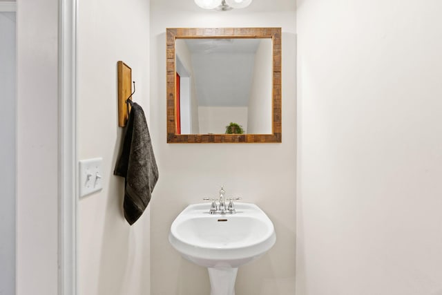 bathroom featuring a sink
